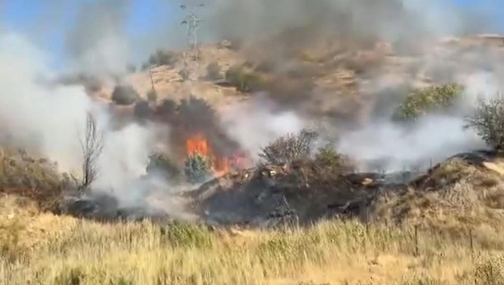 hakkaride aniz yangini alevler ruzgarin etkisiyle yayildi VTYQfFNM