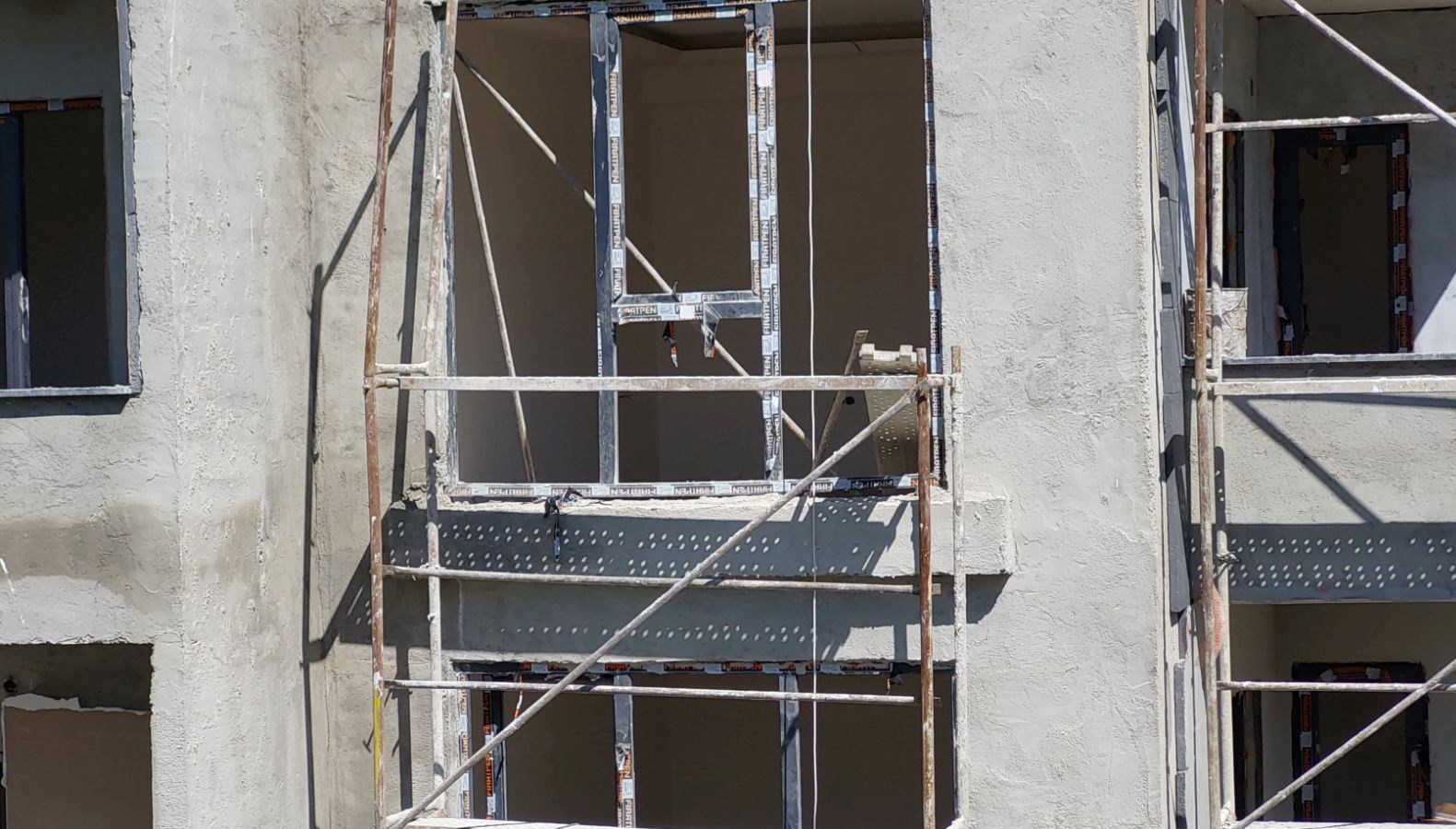 insaat merdivenlerinden yuvarlanan isci yaralandi dyHFSzeP