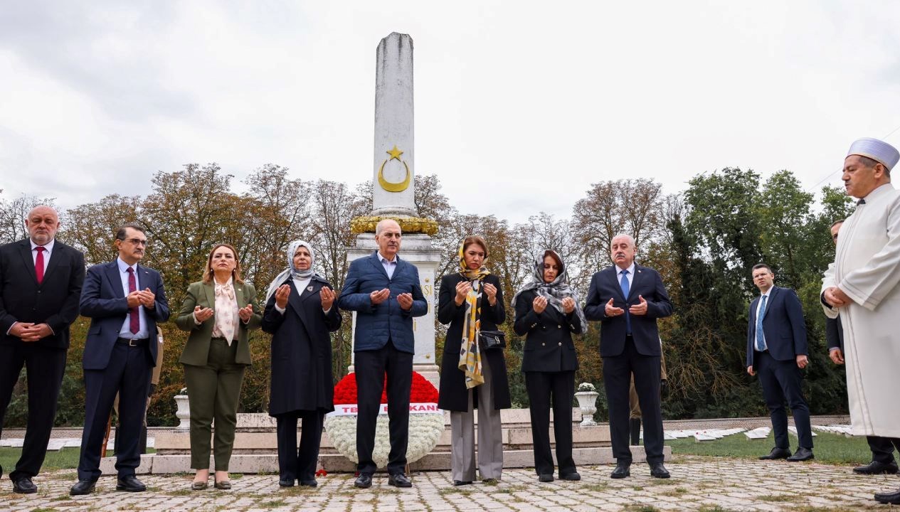 numan kurtulmus budapestede galicya turk sehitligini ziyaret etti RgDbcBqd