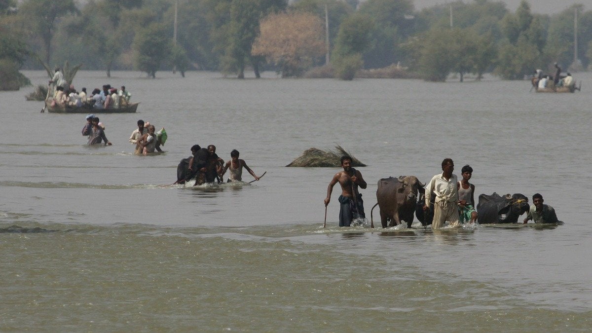 pakistanda olumle yaris suruyor 2 saatte 112 bin metrekup artis jfy2SNzj