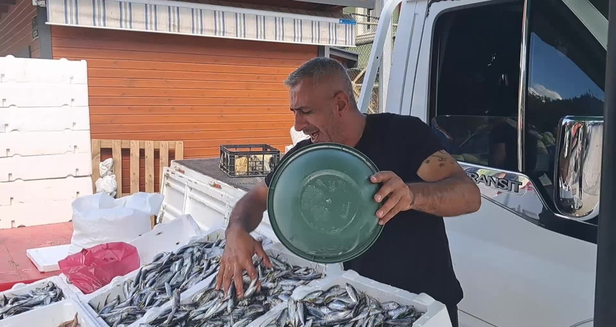 artvinde balik tezgahlari bos kaldi baligin sadece adi kaldi QYgDnCZ7