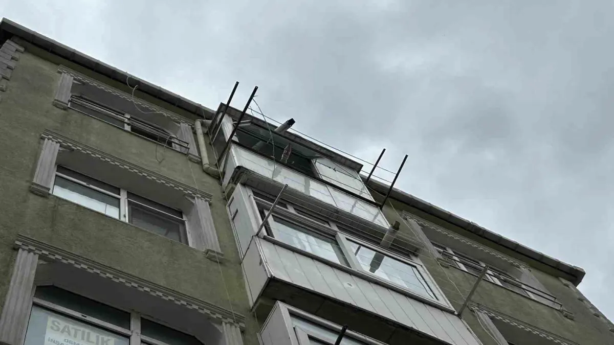 fatihte pencereden dusen kadin hayatini kaybetti rYOjMnY7