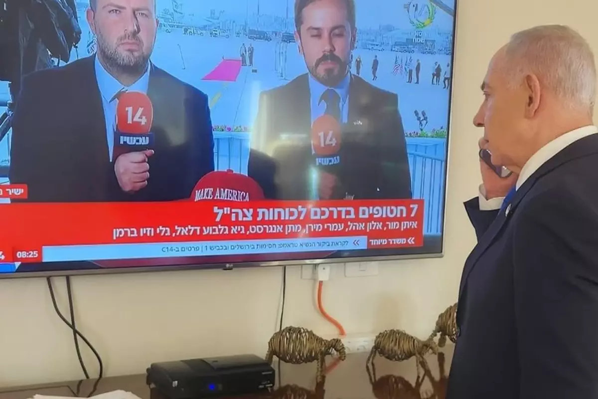 gazzede tarihi goruntuler hamas 2 grup rehineleri teslim etti Gmj4TFkU.jpg