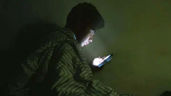 gece telefona bakanlar dikkat sessizce cokertiyor hePSPznK.jpg