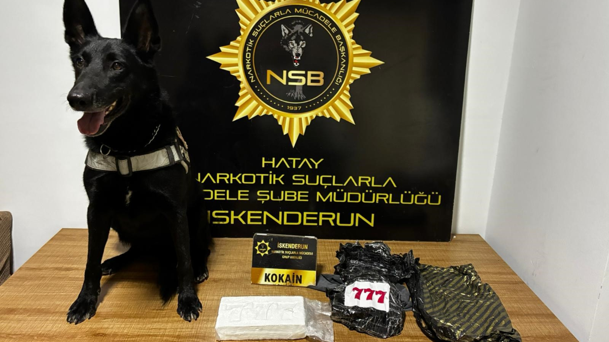 hatayda arac kaputundan 5 bucuk milyonluk uyusturucu cikarildi QLIQlUsl.jpg