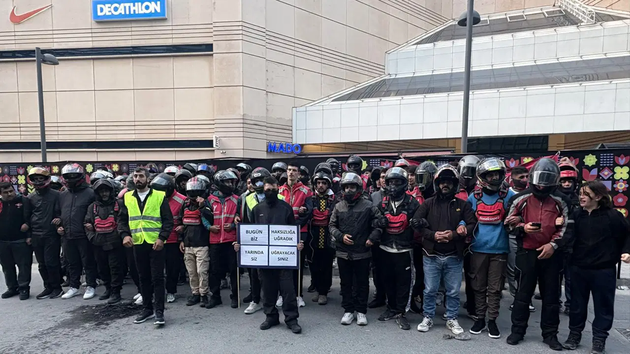 istanbulda yemeksepeti kuryeleri haklari icin ayaklandi 4Na7IS4h.jpg