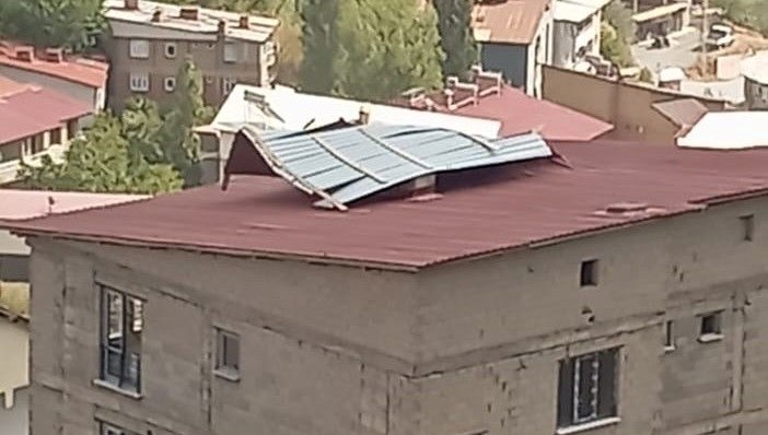 meteoroloji uyarmisti firtina catilari ucurdu AhrrTvej.jpg