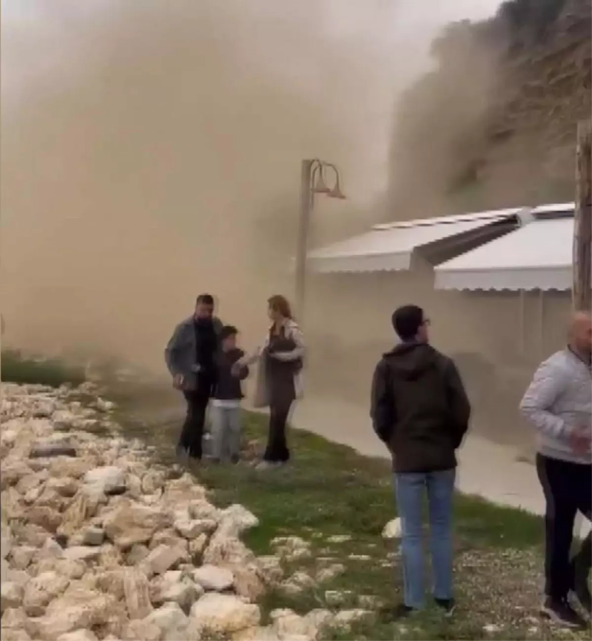 silivride toprak kaymasi kaya parcalari cay bahcesine dustu 6VAOiPUc