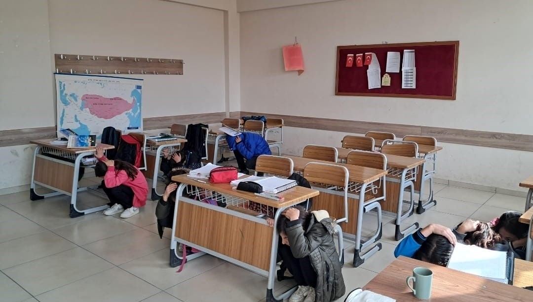 vanda tum okullarda es zamanli tatbikat pagj7gfD.jpg