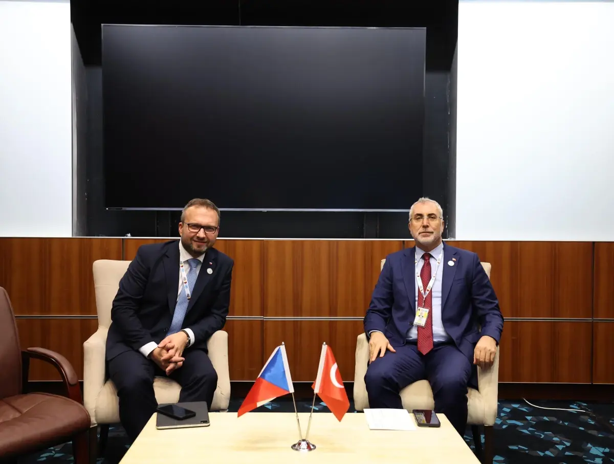 bakan isikhan katarda cek bakan ile fikir alisverisinde bulundu XkaK8GGf.jpg