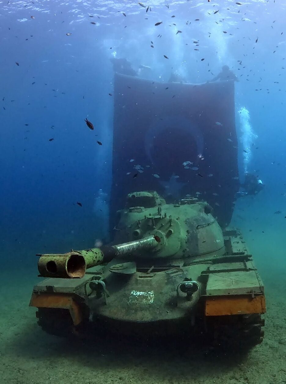 19 Mayıs Kutlamaları: Dalgıçlar Saros’ta Tank Batığında Büyük Türk Bayrağı Sergiledi