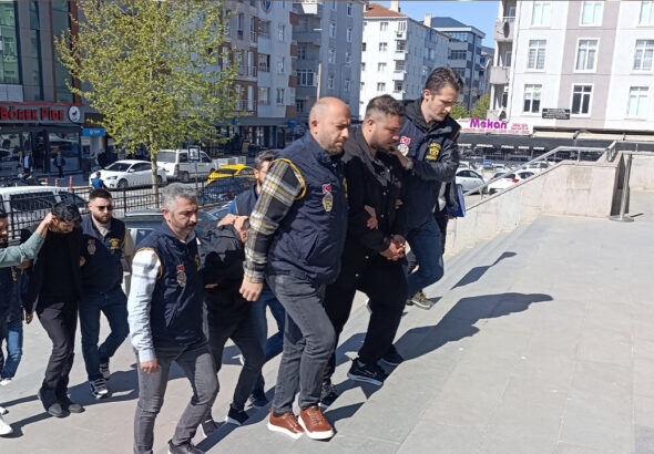 alo-polisim-dolandiricilari-yakalandi-VrLhTgv1