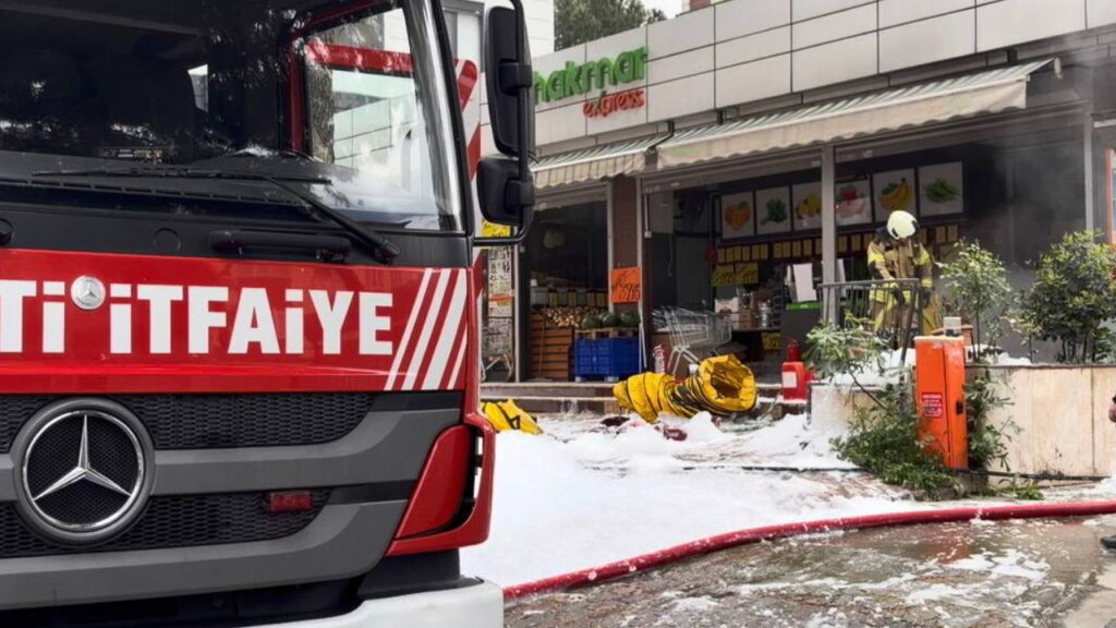 Maltepe’de Bir Marketin Deposunda Yangın Çıktı, İtfaiye Müdahale Etti