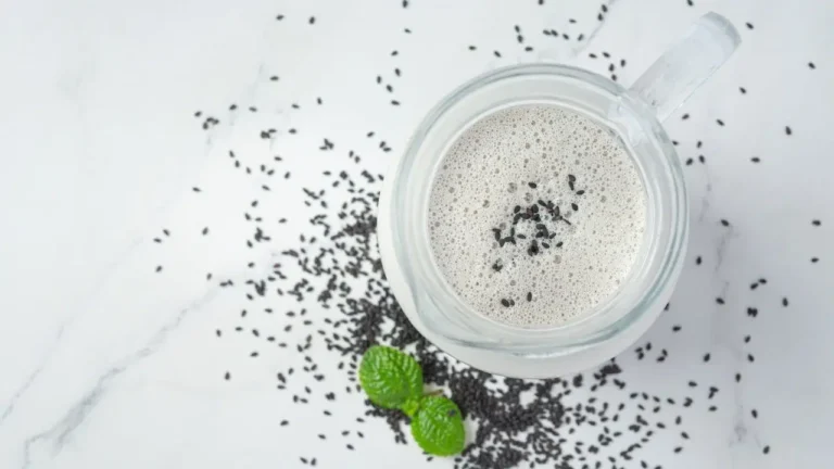 uyku-sirasinda-hucresel-yenilenme-kefir-ve-chia-ikilisinin-gece-boyunca-suren-faydalari-8Uze9z5p