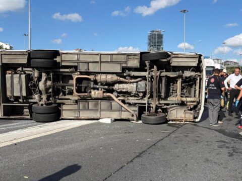 Sariyerde korkunc kaza yolcu midibusu devrildi 13 yarali 4gl1RZiO